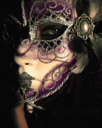 Карнавальная маска с нотками фиолетового