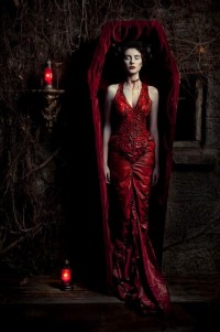 Темно-красное платье