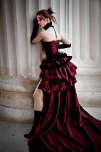 Темно-красное платье с открытыми ногами