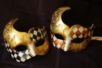 Золотые маски с черными и красными шашечками
