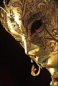 Золотая маска с узором