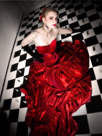 Красное платье на шахматном поле