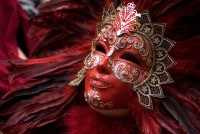 Красная венецианская маска с перьями